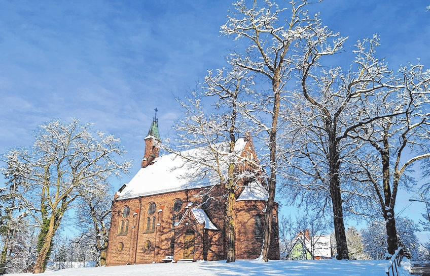 Zu Weihnachten lädt die evangelische Kirche „Zum guten Hirten“ mehrfach ein: Heiligabend zur Christvesper mit Krippenspiel um 14 Uhr und 15.30 Uhr sowie zur Christmette um 22 Uhr; außerdem am 25. und 26. Dezember jeweils um 11 Uhr zur Weihnachtsandacht. Ob es bis dahin dieses Jahr wieder so schön aussieht? Fotos (2): Jürgen Pozdziech