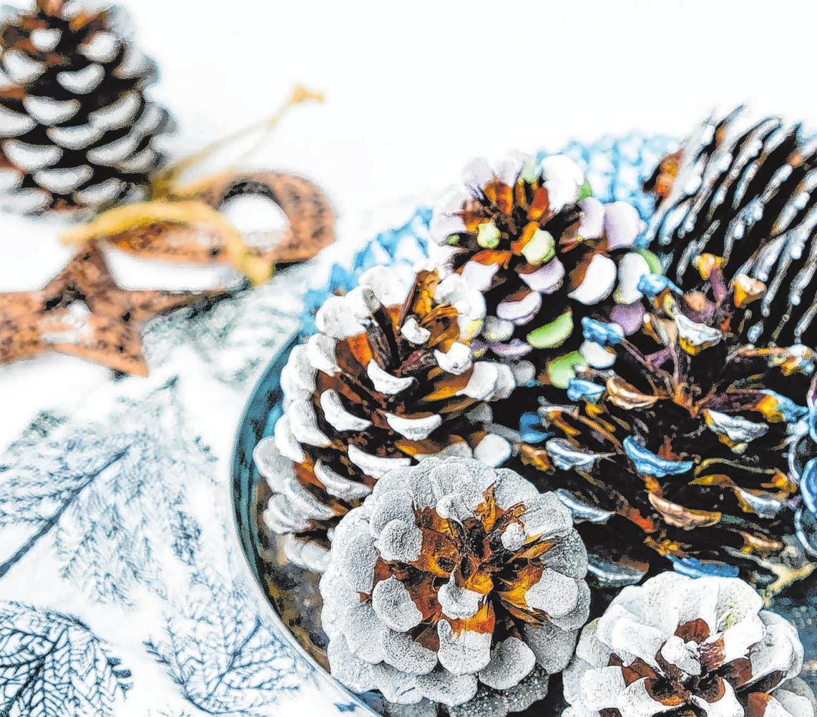 Tannenzapfen sind kleine Wunderwerke der Natur, die sich mit Perlmuttund Glitzereffekten ganz einfach in festliche Deko-Objekte verwandeln lassen. Fotos: Bondex/txn