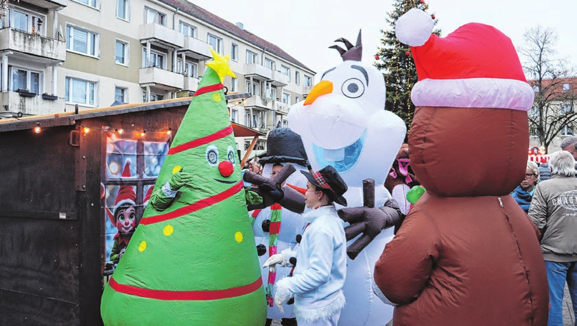 Zum Gefolge des Weihnachtsmannes gehörten Schneemann Olaf, Weihnachtsbaum, Lebkuchen und ein Nachwuchs-Schneemann. Auch der Grinch war ein Stück weiter inmitten der Weihnachtsmarktbesucher zu sehen.
