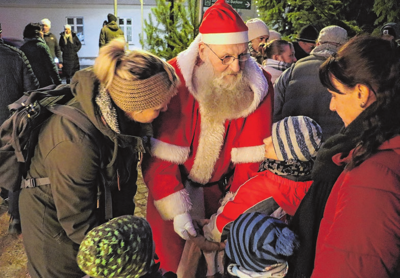 Weihnachtsmann Lenny war nicht nur beim Hauptgeschehen auf dem Mühlenplatz mit Geschenkeverteilen an Kinder aktiv. Auch bei der Kleinbahn fuhr er mit.
