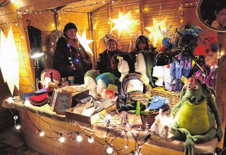 Kindergeschichten und wärmende Handarbeiten: Der Schermützel-Stand rund um das freundliche Seeungeheuer darf in Buckow keinesfalls fehlen.