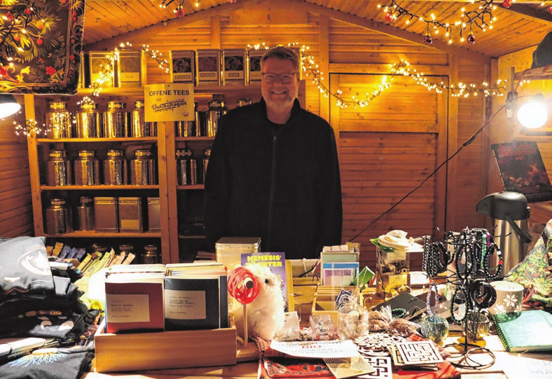 Oliver Natterer hielt am Buckower Wohlbehagen-Stand auch noch in abendlicher Kälte aus.