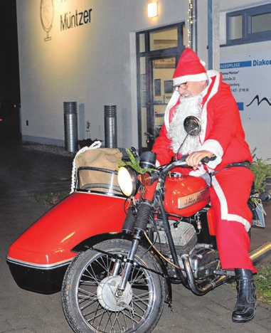 Nicht per Rentierschlitten, sondern auf dem Moped ist der Weihnachtsmann in Reichenberg angereist.
