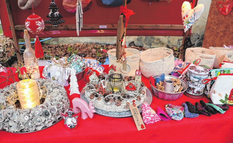 Kunstvoll Handgemachtes, hier von Simone Cybulski aus Neuenhagen, auf dem Kunsthandwerklichen Weihnachtsmarkt, der genau dafür als Markenzeichen weithin berühmt ist. Fotos: Thomas Berger