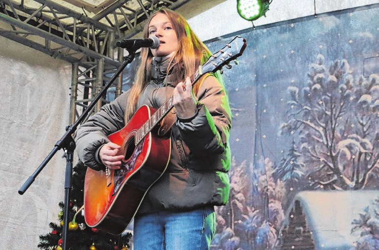 Auch die preisgekrönte Nachwuchssängerin Lina Marie aus dem Nachbarort war auf großer Bühne beim Kulturprogramm des Weihnachtsmarktes 2025 dabei. Fotos: Thomas Berger