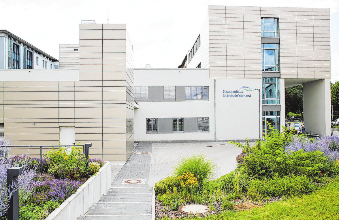 Blick auf Strausberger Krankenhaus an der Prötzeler Chaussee 5 vom Parkplatz aus, mit moderner Intensivstation und Notaufnahme Fotos (4): Krankenhaus Märkisch-Oderland