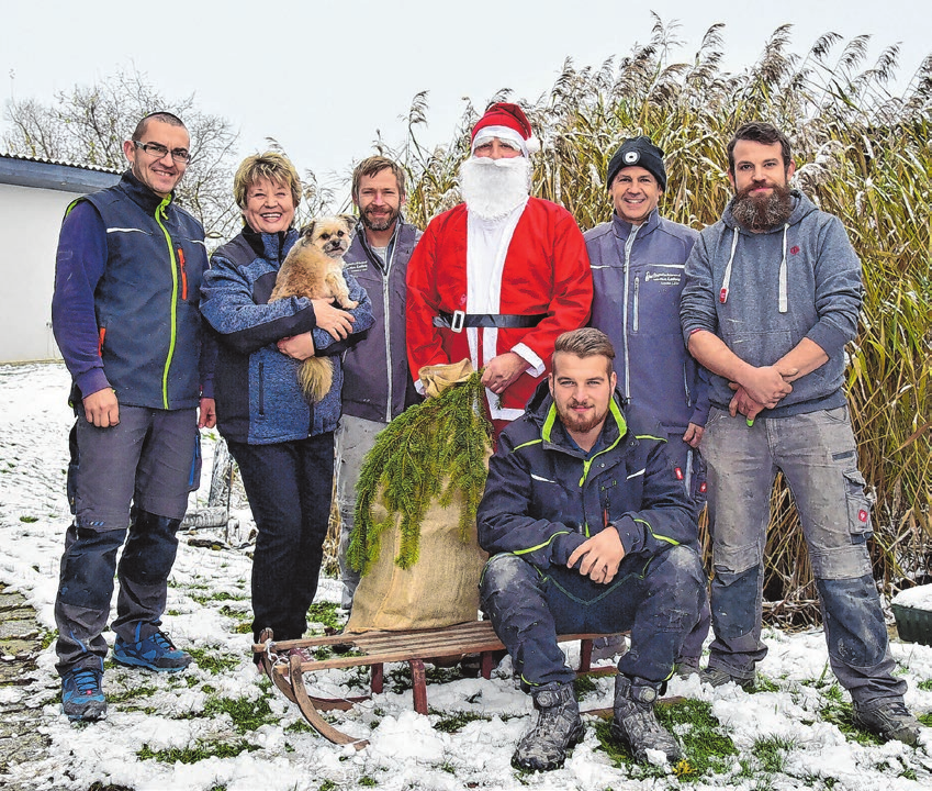 Wünschen frohe Weihnachten und einen guten Rutsch: die Männer und Frau der Letschiner Lackiererei Ludwig.