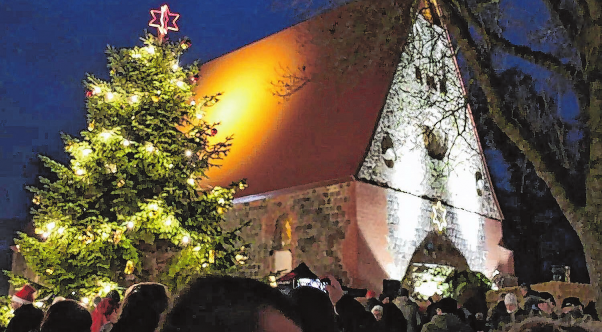 Ein Ort des besinnlichen Innehaltens für große und kleine Besucher - der alljährliche Weihnachtsmarkt rund um die wiederentstandene Dolgeliner Feldsteinkirche. Foto: Archiv/A. Miethke