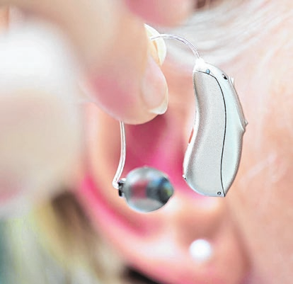 Gepflegte und trockene Hörsysteme sorgen auch im Winter für zuverlässiges Hören. Foto: Bernd Weißbrod/ dpa-mag