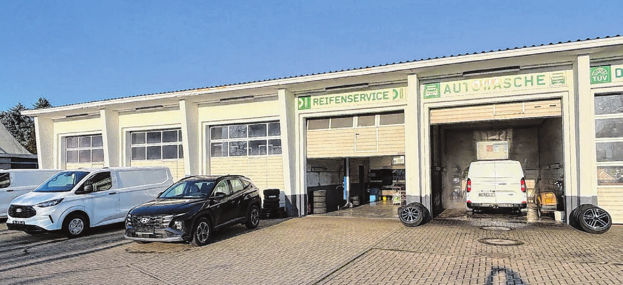 Großzügiges Werkstattgelände im Seelower Weidenweg 6: Fünf Arbeitsplätze mit Hebebühnen gibt es derzeit hier. Eine sechste, speziell für große Transporter ist in Planung.