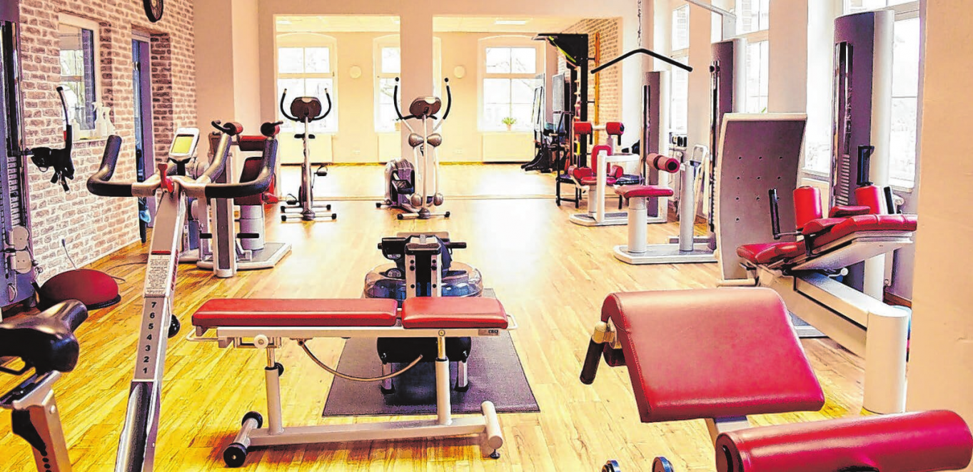 Ist hell, freundlich und für das Training nahezu jeder Muskelgruppe geeignet: der 120 Quadratmeter große Trainingsraum mit seinen zahlreichen modernen Sport- und Fitnessgeräten.