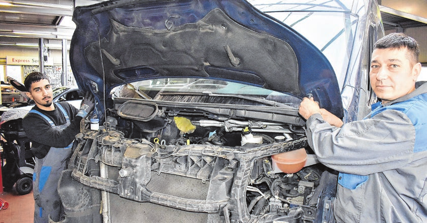 Werkstatt: Monteur Roman Kaczor (r.) und Amir Rahmanian, der vor sieben Jahren als Flüchtling nach Deutschland kam, die 10. Klasse abschloss und jetzt seine Ausbildung absolviert