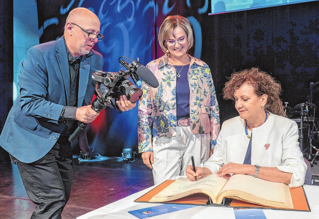 Für die Nachwelt festgehalten: Konstanze Fischer darf sich nach der Auszeichnung mit dem Verdienstorden des Landes ins Goldene Buch eintragen.