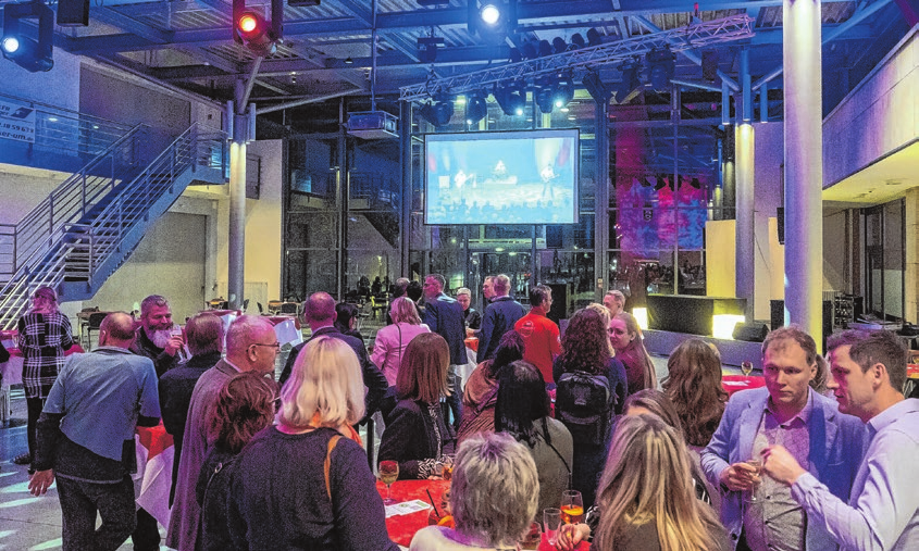 Live-Übertragung: Die Gäste konnten das Bühnengeschehen entspannt im Foyer verfolgen. 