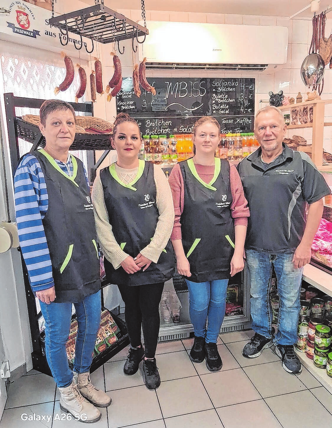 Brit Ratkowski, Kristina Spanberger, Irina Schmid und Inhaber Wernfried Rünzel (von links nach rechts) sind ein eingespieltes Team hinter den Tresen und in der Küche.