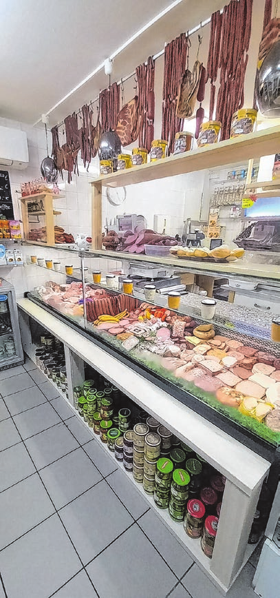 Fleischund Wurstspezialitäten, Frühstück und Mittagstisch gehen hier über den Tresen.