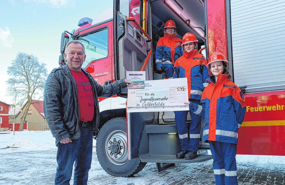 Zum 15. Jubiläum wurden für die Jugendfeuerwehr Lichterfelde Spenden gesammelt. Es kamen 1245 Euro zusammen, die feierlich überreicht wurden. Foto: wäh