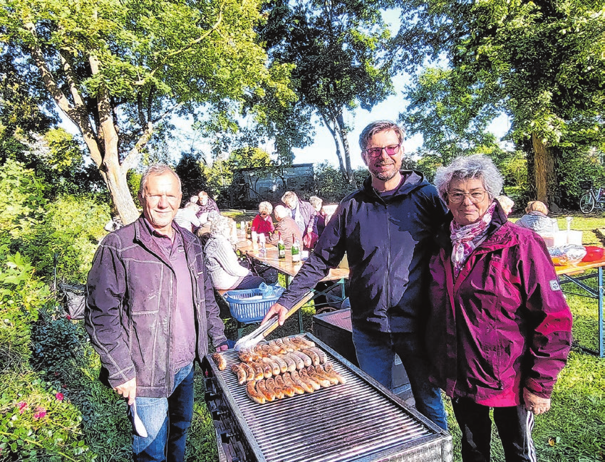 Wernfried Rünzel spendierte im Herbst 2025 für den Grillnachmittag des Seniorenclubs die Speisen. Foto: saschu