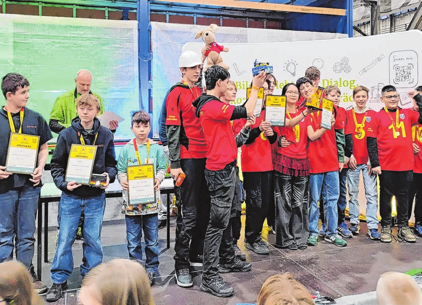 So sehen Sieger aus: Team Experience (schwarz) und Ache RobotX (rot). Foto: QCW