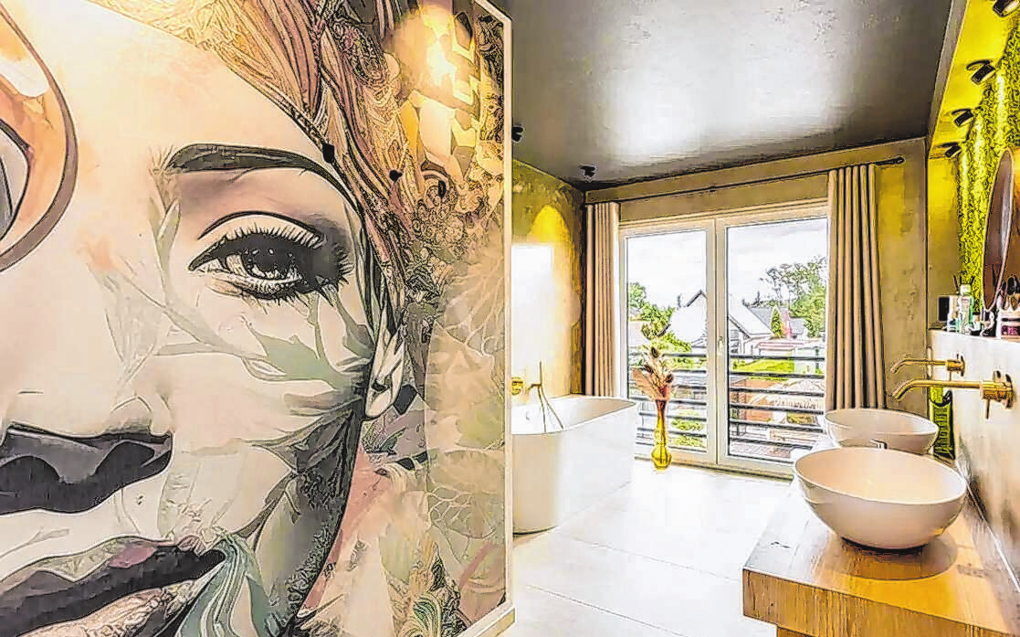 Bad als Erlebnisraum: Großformatige Designwand trifft auf fugenlose Flächen, Licht und Material im perfekten Zusammenspiel.