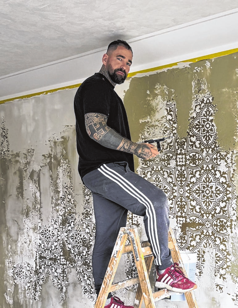 Maik Witzke setzt Kalk-Marmor-Spachteltechnik mit Schablone ein - präzise, handgemacht, exklusiv.