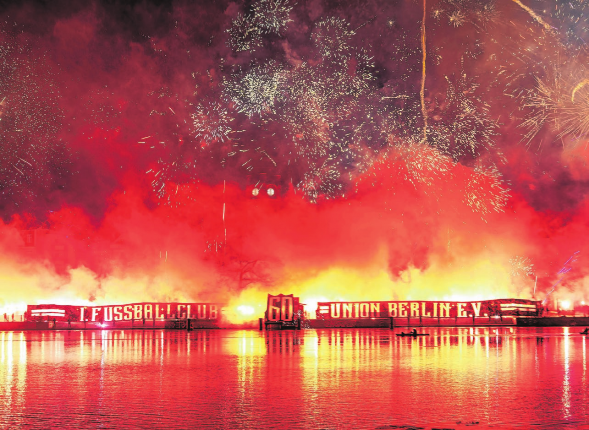 Fans brennen kurz nach Mitternacht anlässlich des 60-jährigen Vereinsjubiläums am 20. Januar in der Altstadt Köpenick am Dahme-Ufer ein Feuerwerk ab. Foto: Matthias Koch/dpa