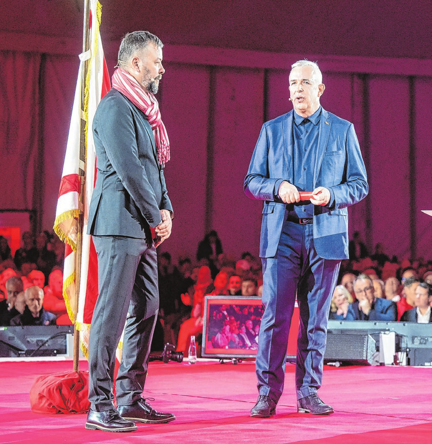 Christian Arbeit (links), Geschäftsführer Kommunikation und Dirk Zingler als Vereinspräsident moderieren den Festakt im eigens zum Geburtstag aufgestellten Festzelt An der Alten Försterei von der Bühne aus. Foto: Kai Remmers/dpa