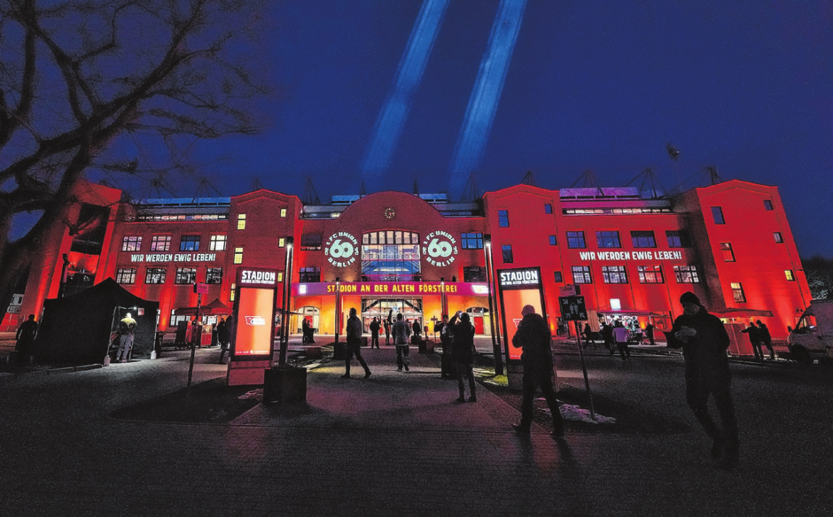 Stimmungsvolle Illumination zum 60. Vereinsjubiläum: Das große Festzelt für rund 4.000 Mitglieder sowie das gesamte Festgelände rund um die Haupttribüne waren in Rot und Weiß getaucht. Vor dem Stadion erwartete die Gäste eine festliche Winterlandschaft mit Buden, Lichtern und einer sechs mal dreieinhalb Meter großen LED-Wand, die den Festakt aus dem Zelt live übertrug und viele weitere Fans auch draußen mit dabeisein konnten.
