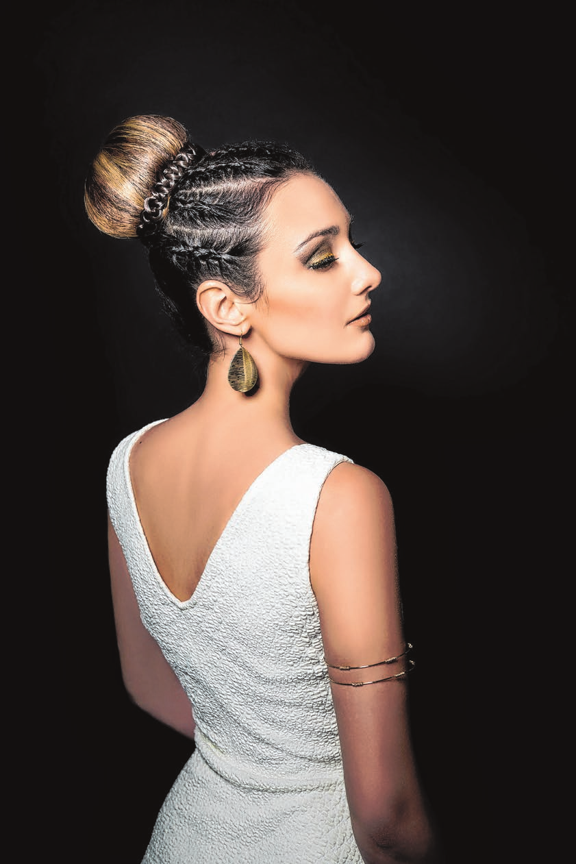 In der Abendgarderobe sollten Sie sich auch wohlfühlen. Hier wurde viel Zeit in die aufregende Hochsteckfriseur investiert und ein Glamour make-up gewählt.   Foto: Hetizia_ChLesjak/stock.adobe.com