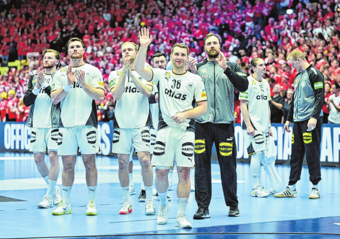 Deutschlands Nationalspieler bedanken sich bei den Zuschauern: In der „,Hölle von Herning“ stärkten die zahlreich angereisten Fans ihrer Mannschaft bis zuletzt den Rücken.