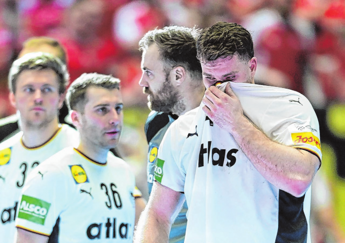 Hier noch traurig: Kapitän Johannes Golla (rechts) kurz nach dem Ende des Finalspiels.