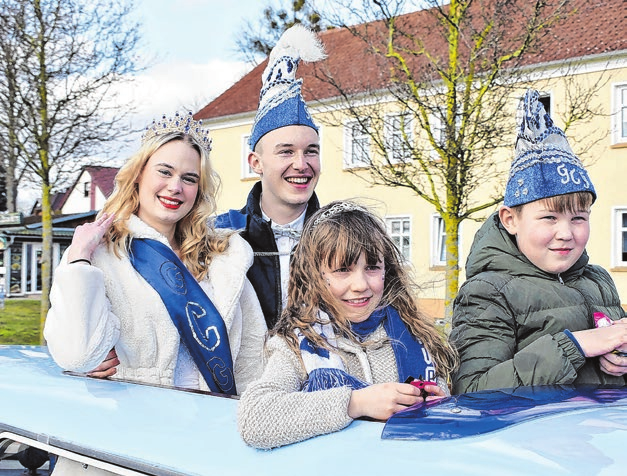 Umzug mit Prinzenpaar: Das Duo Yasmin & Eddi (hier am Rosenmontag im Jahr 2025) wurde in diesem Jahr durch das neue Prinzenpaar Antje & Jörn „abgelöst“.