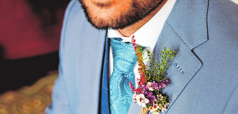 Festliche Deko lebt vom Detail. Hier sind es verspielte BluFoto: corinabarrios - stock.adobe.com men am Revers.