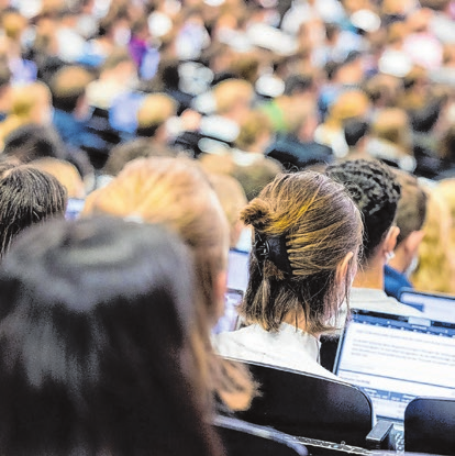 Restplätze an Hochschulen werden online veröffentlicht: Studieninteressierte können gezielt nach passenden Studiengängen filtern. Foto: Rolf Vennenbernd/Deutsche Presse-Agentur/dpa-mag