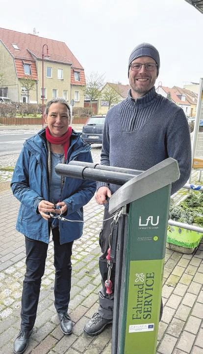Serviceangebot für Radler: Weil die Reparaturstation in Joachimsthal richtig gut ankommt, wollen Susanne Winter und Frieder Mundt weitere von ihnen errichten.