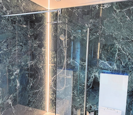 Drei Bäder, drei Stile: Bei IHB Machnow sind der Kreativität keine Grenzen gesetzt - jedes Bad wird individuell geplant und passend zu den Wünschen der Kunden umgesetzt.