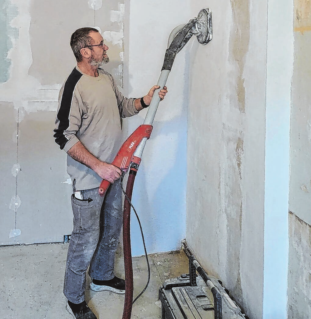 Mitarbeiter Udo Schulz beim Bearbeiten einer Wandfläche Fotos (2): Hanjo Kolm