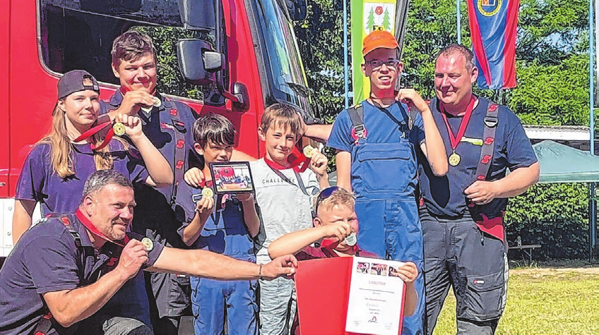 Pure Freude: Die Jugendfeuerwehr und ihre Betreuer feierten im Sommer 2025 ihre erfolgreiche Teilnahme am Feuerwehrausscheid des Amtes. Foto: Jana Weber