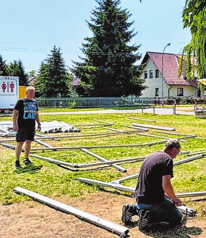 Beim Schönfließer Heimatfest packt der Partyfuchs selbst mit an – Unterstützung kam vom FC Eisenhüttenstadt. Engagement ist hier keine Einbahnstraße.