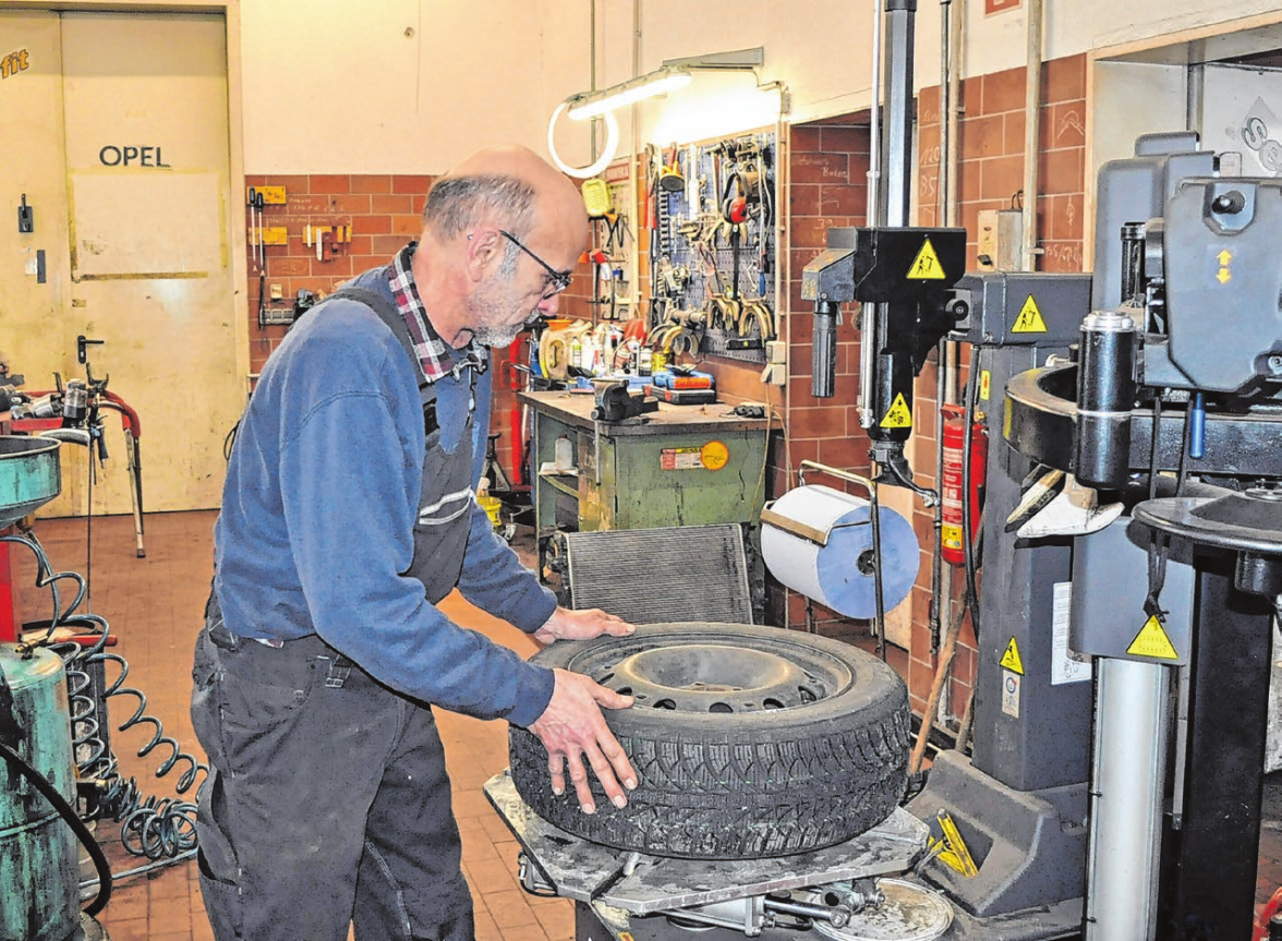 Der Spezialist für den Reifenservice Torsten Schinkel an der modernen Reifenwechselmaschine