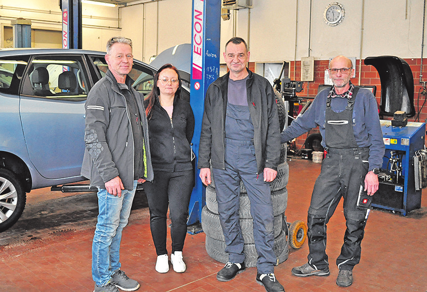 Sind mit Kopf und Herz dabei - das Serviceteam des Autohauses Ingo Hamann: von links - Geschäftsinhaber Ingo Hamann, Office-Managerin Melanie Wellnitz, Servicetechniker André Dunst und der Spezialist für den Reifenservice, Torsten Schinkel. Fotos: Cornelia Mikat