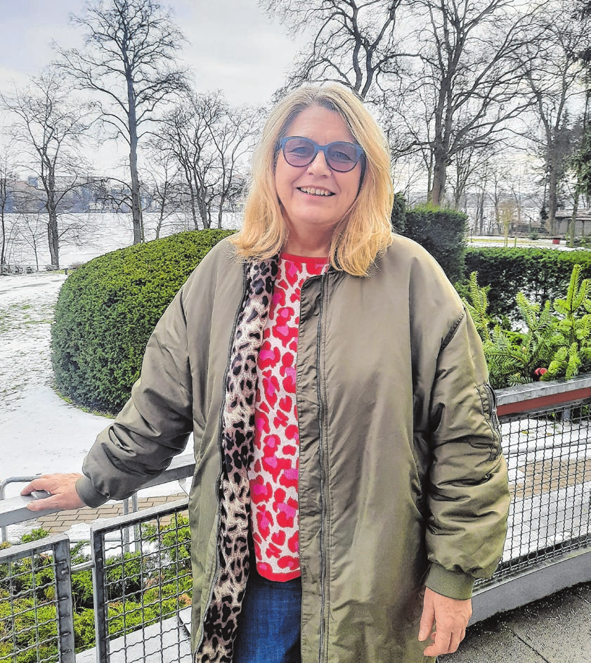 Einrichtungsleiterin Janin Tiedemann an ihrem Lieblingsort in der Seniorenresidenz, der Seeterrasse