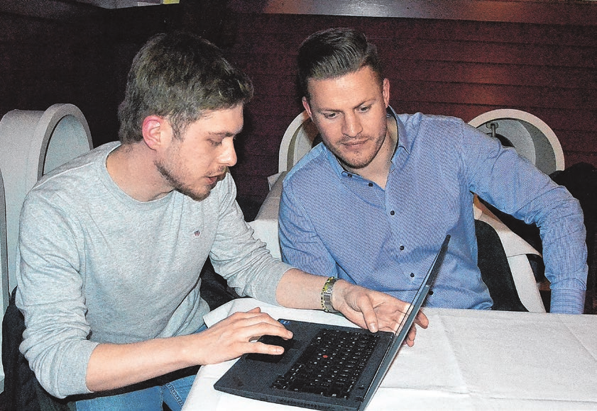 Patrick Rolfes (I.) und Vincent Horenburg erklärten praxisbezogen Tipps für den Umgang mit Computern und wie sich Betriebe vor Cyberkriminalität schützen können.