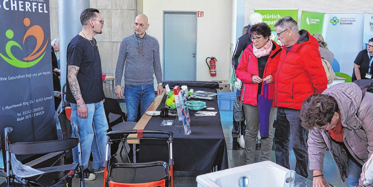 Wie kann der Alltag für Menschen mit Einschränkungen leichter werden: Orthopädietechnikermeister Enrico Scherfel ist auf der Seniorenmesse stets gefragter Gesprächspartner. Auch in diesem Jahr ist er wieder dabei. Archivfotos (3): Oliver Voigt