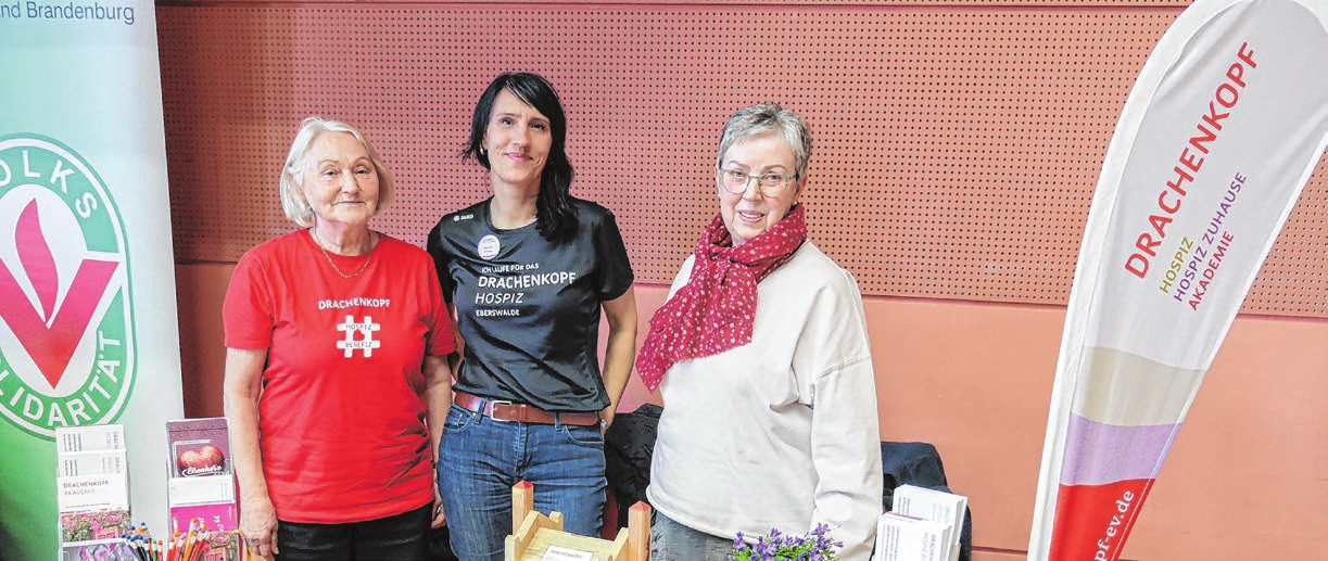 Sprechen mitten im Leben über das Sterben: Sabrina Daniel (Mitte), Edith Lerm (I.) und Angelika Kalwa, hier auf einem Foto vom vergangenen Jahr, informieren über den ambulanten Hospizdienst, der sich auch in der Uckermark um schwerkranke und sterbende Menschen kümmert. Foto (2): Dina Schein/ubs