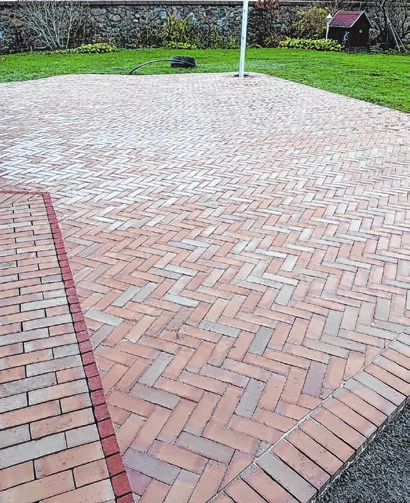 Solide Arbeit mit Struktur: eine neu gepflasterte Fläche im Kundengarten Foto: Martin Rieger