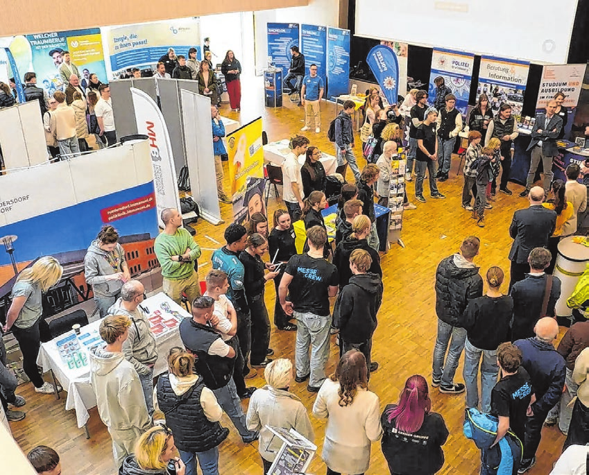 Zukunftsmesse 2025: Groß war der Andrang an den Messeständen im Carl-Bechstein-Gymnasium mit Informationen zu Studium und Beruf. Foto: Andreas Müller/CBG