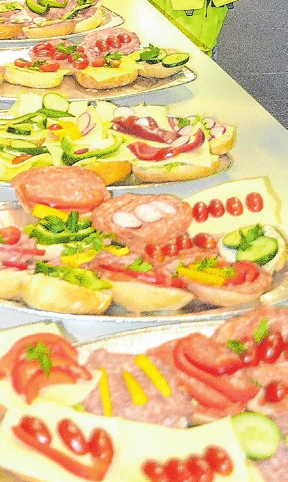 Belegte Brötchen, Bratwurst und Getränke bietet das Catering an.