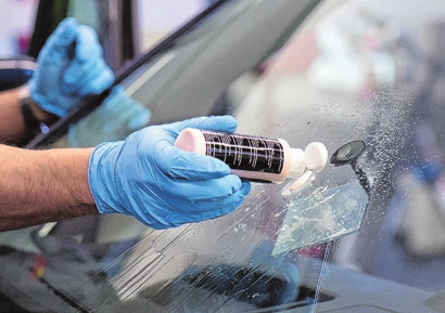 Knacks - ein Steinschlag im Glas muss nicht immer gleich den Austausch der ganzen Scheibe erfordern. Foto: Arno Burgi/dpa-mag