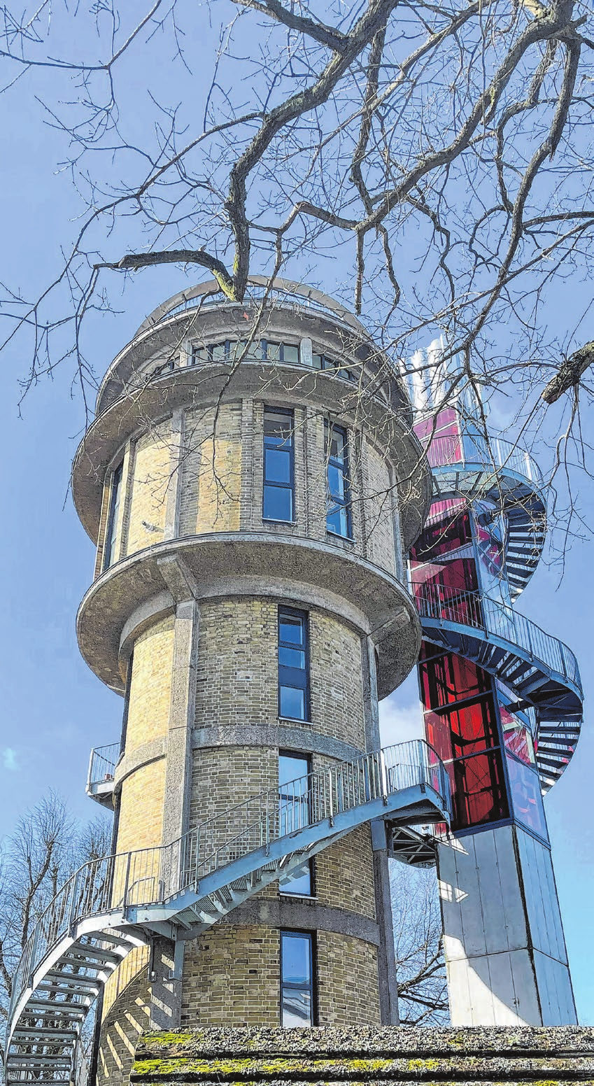 Wechselvolle Geschichte: Knapp 30 Jahre wurde er gebraucht, dann verfiel der denkmalgeschützte Wasserturm, bevor ihm als Wohnhaus mit barrierefreier Aussichtsplattform wieder neues Leben eingehaucht wurde.